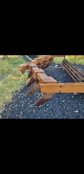 7 tine Ripper with a Roller